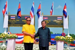 Thủ tướng Thái Lan Prayut Chan-o-cha và người đồng cấp Campuchia Samdech Techo Hun Sen tại lễ khánh thành. (Nguồn: AP)