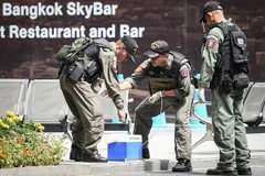 Lực lượng rà phá bom làm nhiệm vụ tại hiện trường vụ nổ ở Bangkok, Thái Lan, ngày 2/8 vừa qua. (Ảnh: AFP/TTXVN)