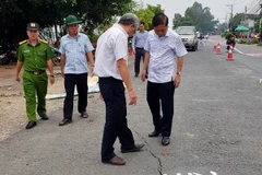 Bí thư Tỉnh ủy An Giang Võ Thị Ánh Xuân cùng đoàn công tác khảo sát tiến độ đấu nối tuyến tránh khu vực sạt lở đoạn từ cầu Bình Mỹ tới cầu Cây Dương mới. (Ảnh: Công Mạo/TTXVN)