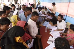 Người dân chờ kiểm tra tài liệu tại Assam. (Nguồn: Getty Images)