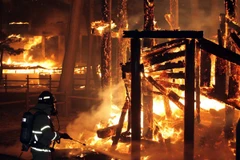 Lửa bốc lên từ đám cháy tại Donghae, tỉnh Gangwon ngày 5/4. (Ảnh: THX/TTXVN)