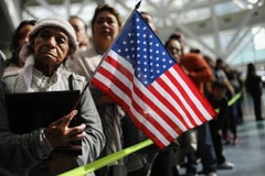 Một người mẹ chờ đợi con trai rời khỏi một buổi lễ nhập tịch, tại Los Angeles của bang California. (Nguồn: Getty Images)