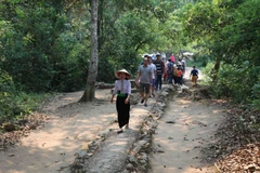 Du khách trong và ngoài nước tới tham quan khu di tích Sở Chỉ huy Chiến dịch Điện Biên Phủ. (Ảnh: Xuân Tiến/TTXVN)