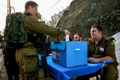 Binh sỹ Israel bỏ phiếu sớm tại một địa điểm bầu cử gần biên giới Israel và Dải Gaza ngày 7/4. (Ảnh: AFP/TTXVN)