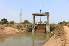  Nước chảy về các kênh, mương dẫn về khu vực đất sản xuất. (Ảnh: K GỬIH/TTXVN)