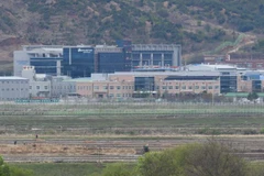 Quang cảnh Khu công nghiệp chung Kaesong nhìn từ thành phố biên giới Paju ngày 24/4/2018. (Ảnh: AFP/TTXVN)