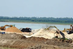 Khai thác cát trong hồ Dầu Tiếng. (Ảnh: Thanh Tân/TTXVN)