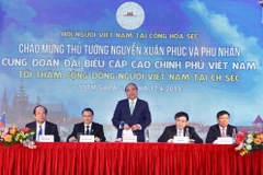 Thủ tướng Nguyễn Xuân Phúc nói chuyện thân mật với cộng đồng người Việt Nam tại Séc. (Ảnh: Thống Nhất/TTXVN)