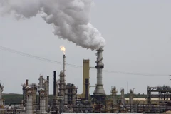 Khói bốc lên từ một cơ sở lọc dầu tại Fort McMurray của Canada. (Ảnh: AFP/TTXVN)