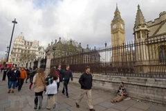 Người dân Anh tại khu vực tòa nhà Quốc hội Anh ở London. (Ảnh: AFP/TTXVN)