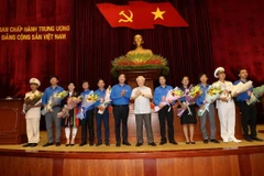 Tổng Bí thư, Chủ tịch nước Nguyễn Phú Trọng tặng hoa các đảng viên trẻ tiêu biểu. (Ảnh: Trí Dũng/TTXVN)