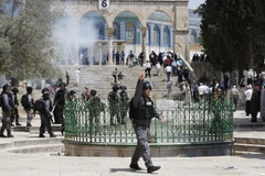 Cảnh sát Israel gác tại khu đền thờ Hồi giáo Al-Aqsa mà người Israel gọi là Núi Đền (Temple Mount) ở thánh địa Jerusalem ngày 2/6. (Ảnh: AFP/TTXVN)