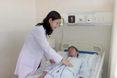 Bác sỹ bệnh viện Đại học Y dược Thành phố Hồ Chí Minh khám cho bệnh nhân trước khi xuất viện. (Ảnh: TTXVN phát)