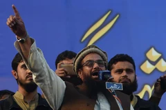 Thủ lĩnh của nhóm phiến quân Lashkar-e-Taiba (LeT) Hafiz Saeed, đứng giữa. (Ảnh: AFP/TTXVN)