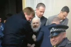 Nhà sáng lập WikiLeaks Julian Assange bị bắt giữ tại Đại sứ quán Ecuador 