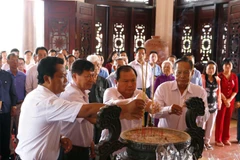 Lãnh đạo tỉnh Vĩnh Long dâng hương tưởng niệm Chủ tịch Hội đồng Bộ trưởng Phạm Hùng. (Ảnh: Lê Thúy Hằng/TTXVN)