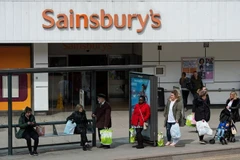 Người dân mua sắm tại siêu thị Sainsbury ở Stockport của Anh. (Ảnh: AFP/TTXVN)