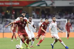 Đội trưởng Dangda của Thái Lan (trái) vượt qua hậu vệ UAE. (Ảnh: Hoàng Linh/TTXVN)