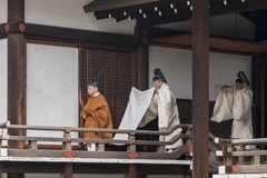 Nhật Hoàng Akihito (phải) rời khỏi ngôi đền Hoàng gia Kashikodokoro sau một nghi lễ trong lễ thoái vị, tại Tokyo ngày 30/4. (Ảnh: AFP/TTXVN) 