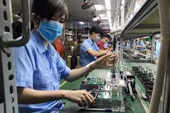 Dây chuyền sản xuất các thiết bị điện, điện tử tại Công ty cổ phần Thiết bị điện VI-NA-SI-No (VSEE JSC) tại khu công nghiệp Long Hậu, tỉnh Long An. (Ảnh: Danh Lam/TTXVN)