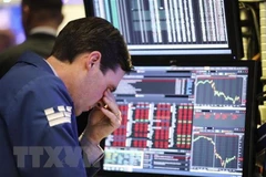 Nỗi thất vọng của giao dịch viên khi chứng khoán đỏ sàn tại New York, Mỹ. (Nguồn: THX/TTXVN)