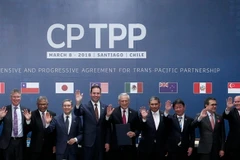 Bộ trưởng Bộ Công Thương Việt Nam Trần Tuấn Anh (phải) cùng đại diện các nước tham gia lễ ký Hiệp định CPTPP ở Santiago của Chile, ngày 8/3/2018. (Ảnh: AFP/TTXVN)