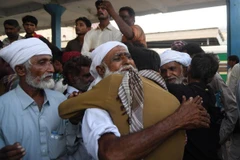 Các ngư dân Ấn Độ được trả tự do gặp lại người thân tại Karachi ngày 10/8/2018. (Ảnh: AFP/TTXVN)