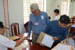 Thầy Nguyễn Dáo tại điểm thi trường THPT Nguyễn Khuyến, huyện Phú Riềng. (Ảnh: Đậu Tất Thành/TTXVN)