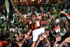 Người biểu tình tập trung tại thủ đô Khartoum, Sudan ngày 19/5 vừa qua. (Ảnh: AFP/TTXVN)