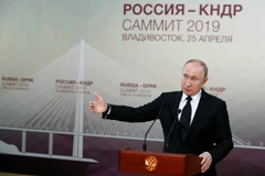 Tổng thống Nga Vladimir Putin họp báo sau cuộc gặp với nhà lãnh đạo Triều Tiên Kim Jong-un tại Vladivostok, Nga, ngày 25/4. (Ảnh: AFP/TTXVN)