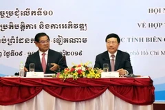 Phó Thủ tướng, Bộ trưởng Bộ Ngoại giao Phạm Bình Minh (phải) và Phó Thủ tướng, Bộ trưởng Bộ Nội vụ Vương quốc Campuchia Sar Kheng (trái) đồng chủ trì Hội nghị. (Ảnh: Xuân Khu/TTXVN)