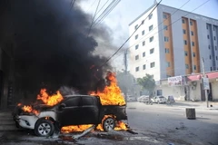 Hiện trường vụ nổ phía trước Ngân hàng Premier ở thủ đô Mogadishu, Somalia ngày 23/1 vừa qua. (Ảnh: AFP/TTXVN)