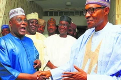 Tổng thống Nigeria Muhammadu Buhari (phải) và lãnh đạo đối lập Atiku Abubakar (trái) tại một cuộc gặp. (Ảnh: EPA/TTXVN)