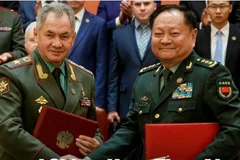 Phó Chủ tịch Quân ủy Trung ương Trung Quốc Trương Hựu Hiệp và Bộ trưởng Quốc phòng Nga Sergei Shoigu. (Nguồn: Getty Images)
