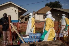 Nhân viên y tế tại trung tâm điều trị Ebola ở Beni, CHDC Congo. (Ảnh: AFP/TTXVN) 