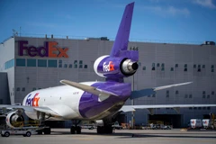 Máy bay chở hàng của công ty chuyển phát nhanh FedEx tại sân bay Roissy-Charles de Gaulle ở Paris, Pháp. (Ảnh: AFP/TTXVN)