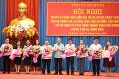 Trao Bằng khen cho các cá nhân xuất sắc. (Ảnh: Minh Tâm/Vietnam+)