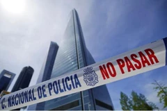 Một đoạn dây bao quanh của cảnh sát với dòng chữ: "Đừng vượt qua" được chụp trước các tòa tháp của nhà chọc trời - nơi đặt một số đại sứ quán, sau một vụ đe dọa đánh bom, tại Madrid, Tây Ban Nha vào ngày 16/4. (Nguồn: Reuters)