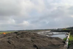 Bãi chứa xỉ của Nhà máy Nhiệt điện Hải Phòng. (Ảnh: Thu Hằng/BNEWS/TTXVN)