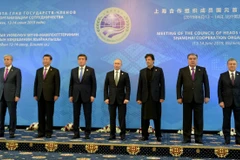 Nguyên thủ quốc gia các nước thành viên Tổ chức Hợp tác Thượng Hải (SCO) chụp ảnh chung tại phiên khai mạc Hội nghị thượng đỉnh SCO ở Bishkek ngày 14/6. (Ảnh: AFP/TTXVN)