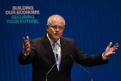 Thủ tướng Australia Scott Morrison (giữa) tại chiến dịch vận động tranh cử ở Melbourne ngày 12/5 vừa qua. (Ảnh: AFP/TTXVN)