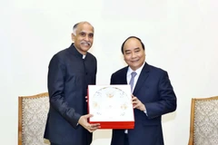 Thủ tướng Nguyễn Xuân Phúc tặng quà lưu niệm cho Đại sứ đặc mệnh toàn quyền Cộng hòa Ấn Độ Harish Parvathaneni. ( Ảnh: Thống Nhất/TTXVN)