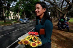 Bác sỹ Ann Rodrigues đi giao hoa cho khách hàng ngày 13/2. (Nguồn: Reuters)