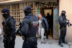 Cảnh sát bắt giữ nghi can trong chiến dịch truy quét khủng bố tại Barcelonia của Tây Ban Nha, ngày 15/1 vừa qua. (Ảnh: AFP/TTXVN)