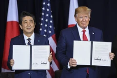 Thủ tướng Nhật Bản Shinzo Abe và Tổng thống Mỹ Donald Trump tại lễ ký thỏa thuận thương mại song phương ở New York của Mỹ ngày 25/9. (Ảnh: AFP/TTXVN)