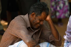 Thân nhân của một nạn nhân thiệt mạng trong vụ nổ tại nhà thờ ở Batticaloa, Sri Lanka, ngày 21/4. (Ảnh: AFP/TTXVN)
