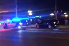 Đoạn băng video này từ một nguồn truyền thông xã hội cho thấy cảnh sát đến hiện trường tại một khu giải trí ở Dayton, bang Ohio của Mỹ. (Nguồn: nst)