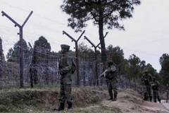 Binh sỹ tuần tra dọc Ranh giới kiểm soát ở huyện Poonch thuộc bang Jammu và Kashmir. (Ảnh: PTI/TTXVN)