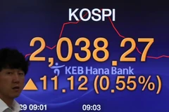 Bảng tỷ giá chứng khoán trong một phiên tại ngân hàng Hana ở thủ đô Seoul của Hàn Quốc. (Ảnh: Yonhap/TTXVN)