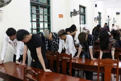 Các đối tượng tại cơ quan điều tra. (Ảnh: Đinh Tuấn/TTXVN)